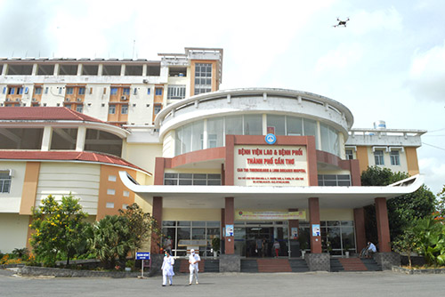 Thực hiện phun xịt khử khuẩn toàn khuôn viên Bệnh viện Lao và bệnh Phổi TP Cần Thơ bằng thiết bị bay không người lái. BS.CKII Trần Mạnh Hồng, Giám đốc Bệnh viện Lao và Bệnh phổi T