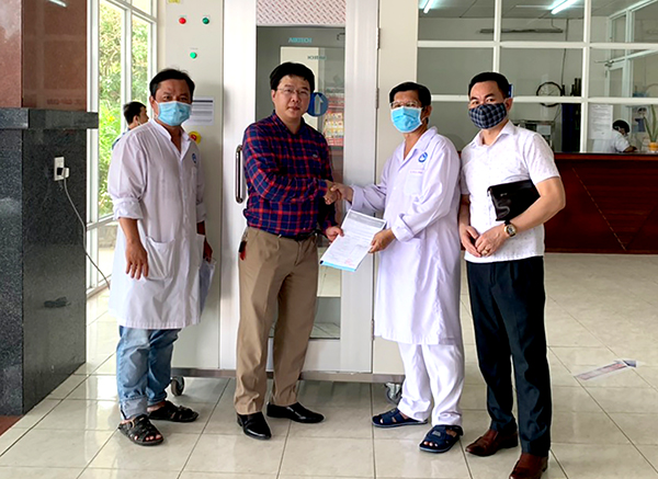 Bác sĩ Trần Mạnh Hồng, Giám đốc Bệnh viện Lao và Bệnh phổi TP Cần Thơ, tiếp nhận tài trợ từ Công ty Cổ phần AIRTECH Thế Long.