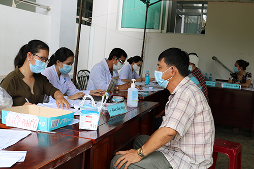 Quang cảnh buổi sàng lọc lao chủ động ở cộng đồng tại Trung tâm Y tế quận Bình Thủy.