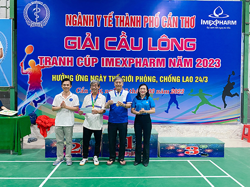 Bà Nguyễn Thị Ngọc Lý, Chủ tịch Công đoàn ngành Y tế và ông Mai Anh Tuấn, Phó Chủ tịch Công đoàn ngành Y tế trao giải danh dự cho hai thí sinh lớn tuổi nhất giải.